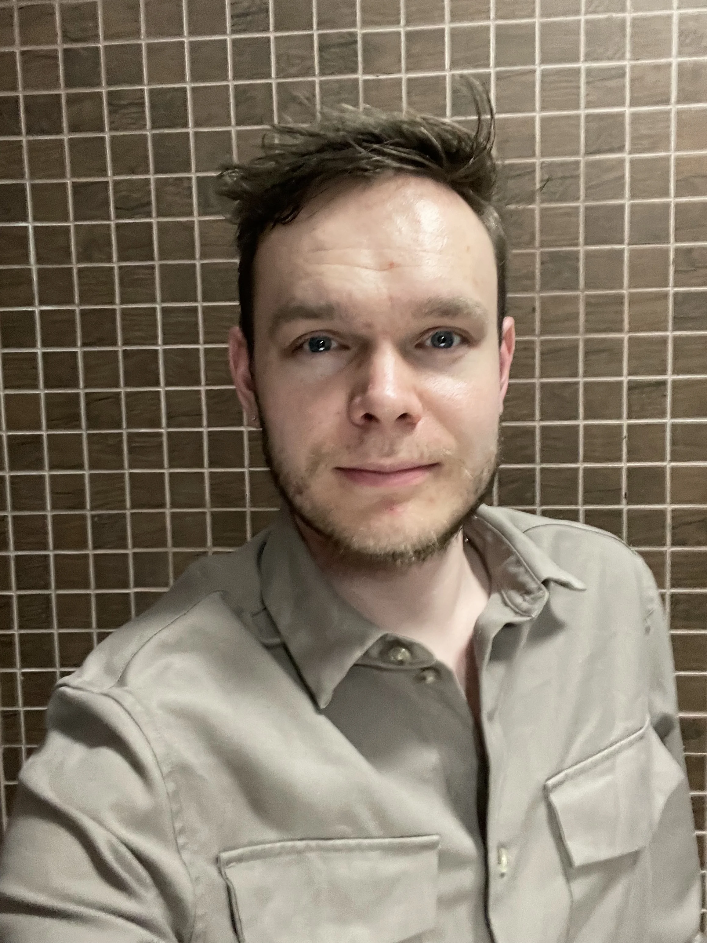 Selfie original dans une salle de bain